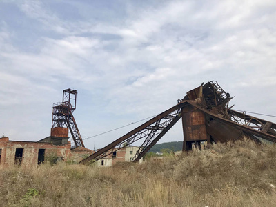 盐矿的废弃金属结构。 生锈的金属倒塌的支架。