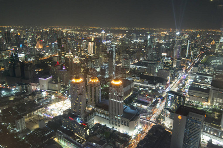 晚上从泰国曼谷的拜约克天空酒店俯瞰东南亚。泰国，曼谷，2018年11月