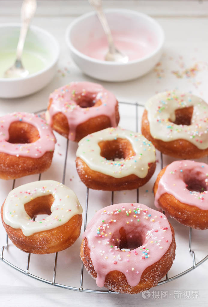 自制甜甜圈装饰彩色糖霜和彩色糖光背景有选择的焦点