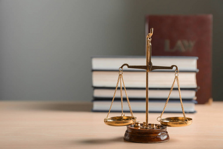 正义的天平在桌子上照片