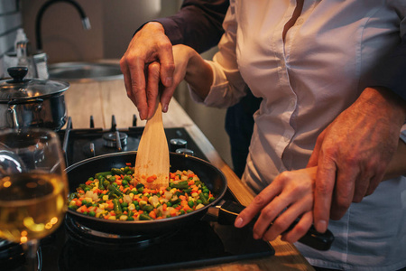 切视图并关闭。 男人帮女人做饭。 他抓住了