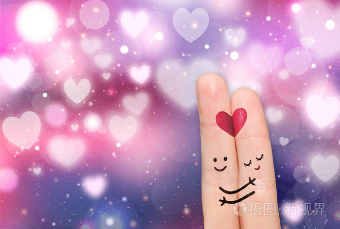 两根手指边笑脸边带着大自然的心背景.恋爱中的幸福夫妻