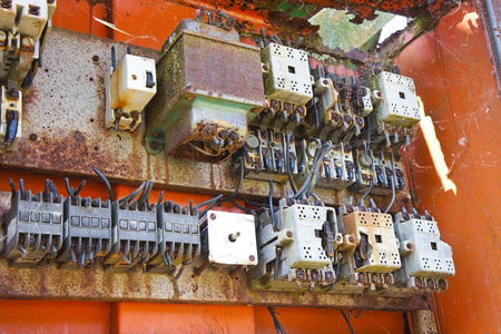 废弃工厂的旧电器面板
