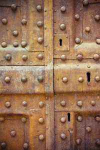 旧封闭金属门。安全和保护概念色调图像