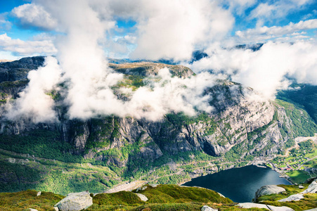 从Kjerag山挪威俯瞰Lysefjord和云。 夏季景观