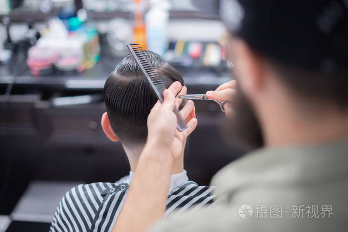 理发师正在做他的工作剪刀切割