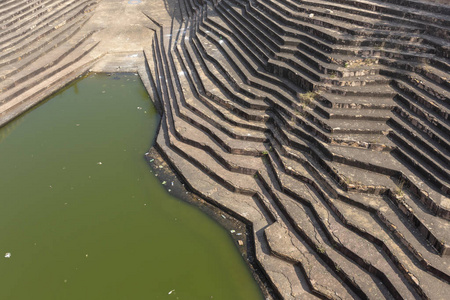 印度贾普尔拉贾斯坦邦的nahargarh堡的传统Stepwell。 这座堡垒是作为一个撤退的地方建造在城市上方山脊的顶端。