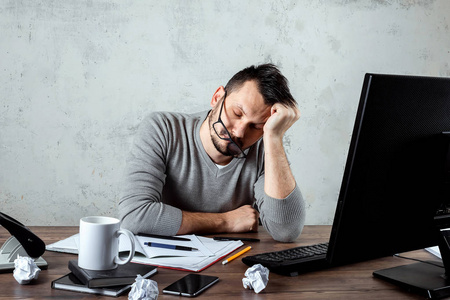 办公室很多人一个男人,一个睡在办公室桌子旁的人.