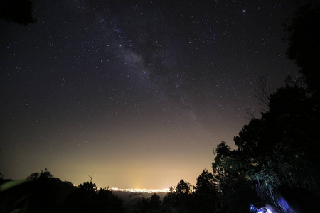 夜空中的神奇星系或银河系，有着山窥视的前景