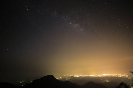 夜空中的神奇星系或银河系，有着山窥视的前景