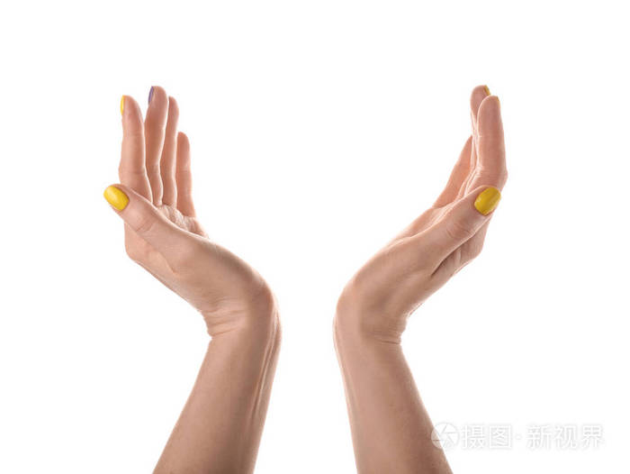 女性手拿着白色背景的东西