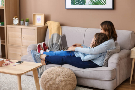 母亲很忙,女儿在家工作照片