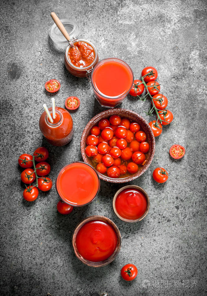 番茄汁腌制番茄和酱汁在乡村背景上