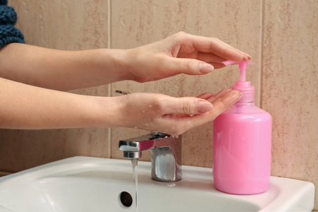 女人用液体肥皂洗手
