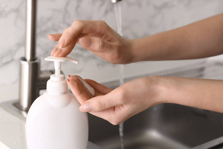 女人用液体肥皂洗手