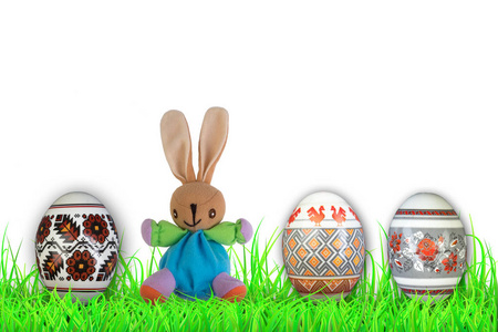 快乐复活节卡片模板与彩色复活节鸡蛋和兔子在绿草上