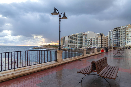 2019年1月5日，马耳他斯利马湾风景如画的河堤在黎明时分下雨后，阳光普照