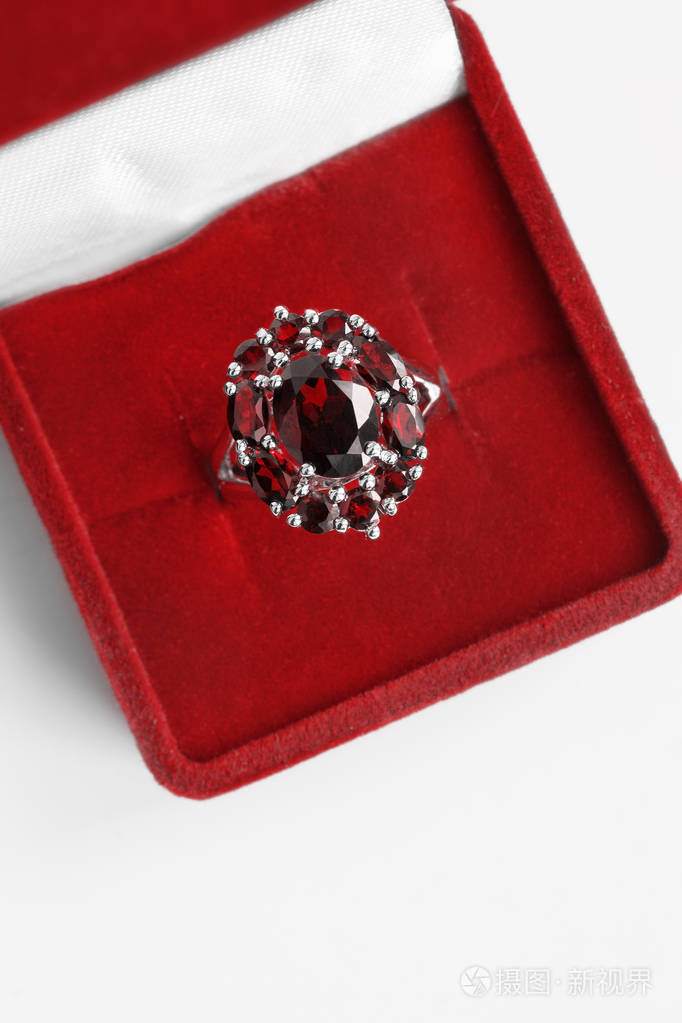 豪华红宝石戒指，红色珠宝盒特写
