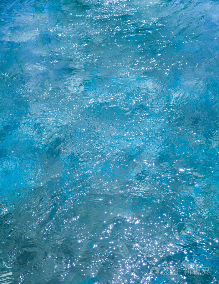 水池背景中的水