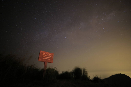 夜空中的神奇星系或银河系，有着山窥视的前景