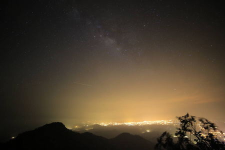 夜空中的神奇星系或银河系，有着山窥视的前景