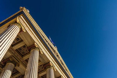 希腊雅典国立学院立面上的古典大理石柱子