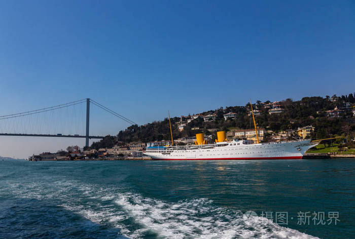 苏尔坦梅赫梅德法蒂赫穿过博斯普鲁斯海峡的大桥和土耳其号海船