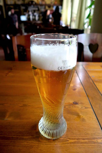 一杯啤酒放在木桌上