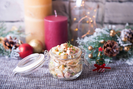 传统的新年和圣诞节俄罗斯沙拉奥利维尔奥利维在一个罐子里。 关闭选择性聚焦。