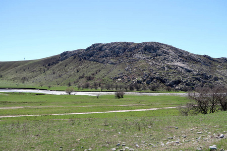 山石丘陵绿色草地春季景观