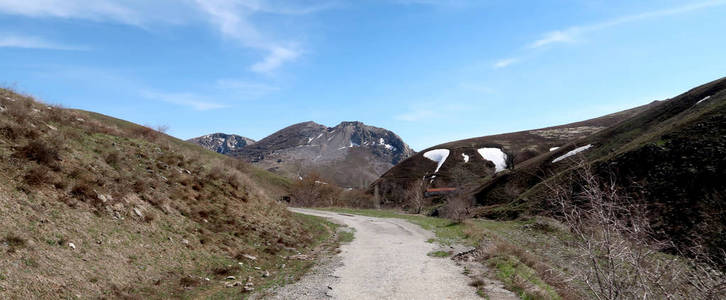 山中的碎石路，春天的风景