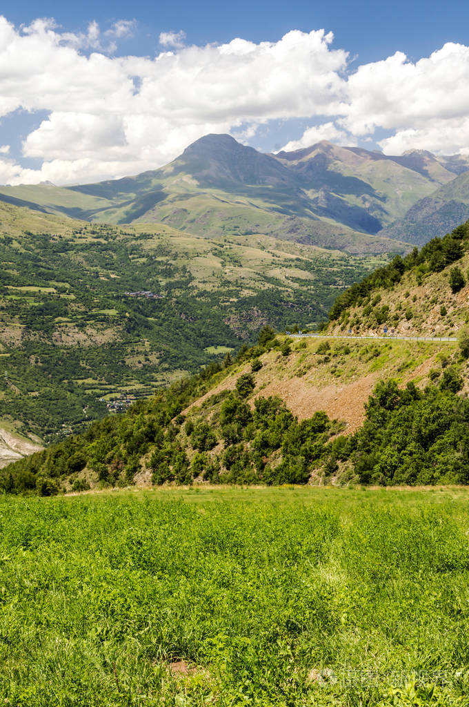 西班牙巴塞罗那的阿莱拉山脉阳光明媚
