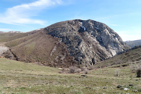 山石丘陵绿色草地春季景观