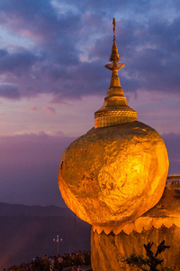 缅甸日落时的黄金岩Kyiktiyo塔
