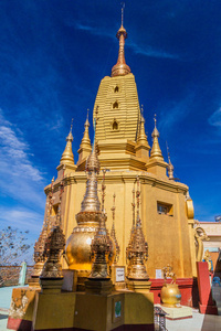 缅甸波帕山寺庙的金塔