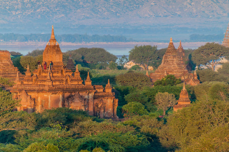 巴根，缅甸2016年12月8日游客从缅甸巴根的一座寺庙中观察日出