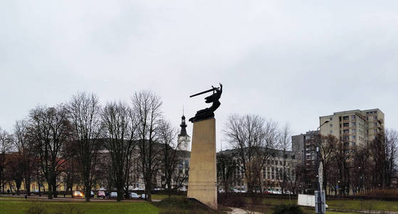 华沙英雄捍卫者纪念碑。 去华沙旅行。 去华沙旅行。 波兰冬天。