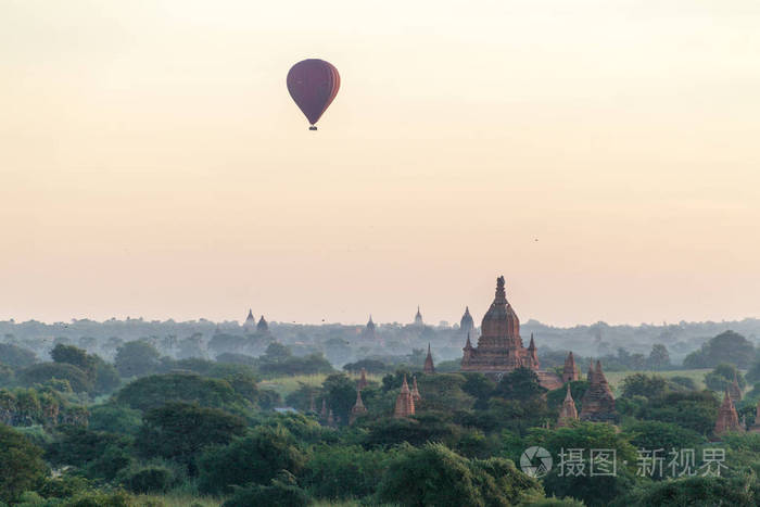气球飞过巴甘和缅甸寺庙的天际线
