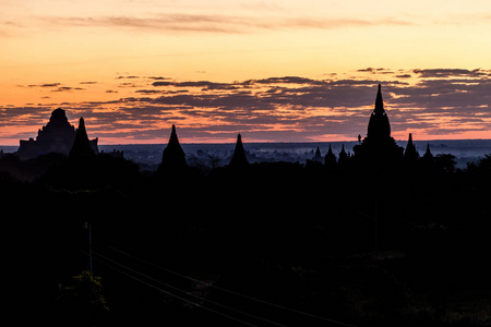 缅甸巴甘的清晨灯光天际线。 达马扬吉和毛克古尼寺。