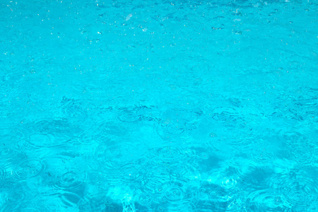 游泳池背景中的蓝色水