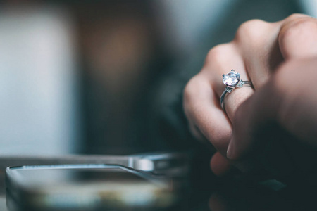 求婚男朋友求婚男朋友求婚男女朋友结婚的观念现在人的关系戒指和爱情