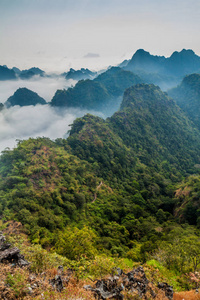 缅甸HPA附近的Zwegabin山周围的雾和山