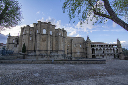 圣贝尼托修道院位于西班牙卡塞雷斯省阿尔坎塔拉镇的历史中心