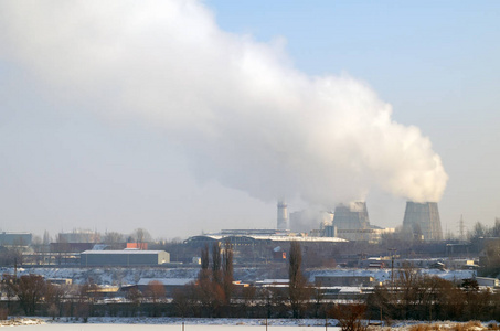 热电厂与烟囱工业景观。