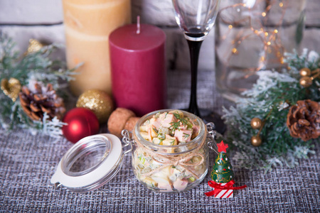 传统的新年和圣诞节俄罗斯沙拉奥利维尔奥利维在一个罐子里。 关闭选择性聚焦。