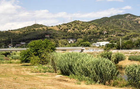 西班牙巴塞罗那阿莱拉山，阳光明媚