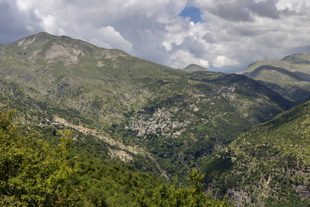 在海拔1200米的Peristeri山上的传统希腊村庄Syrrako的景色北部城市tzoumerkaioannina地区单位E