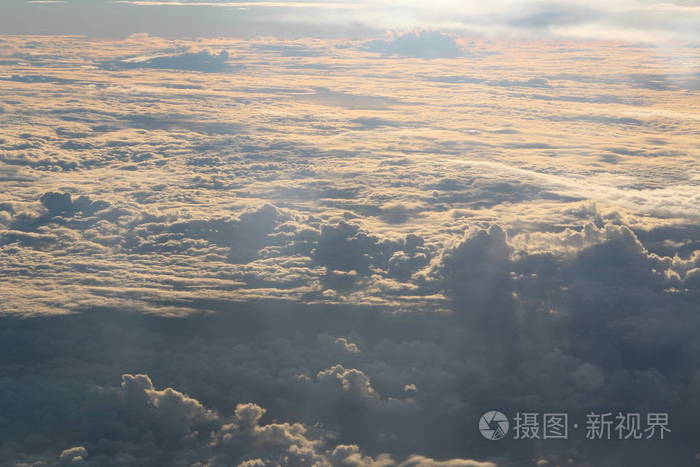 从飞机上看到日出时的云质地和蓝天