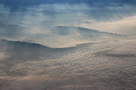 从飞机上看到日出时的山和海