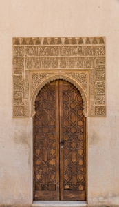 西班牙格拉纳达砖砌建筑上的中世纪摩尔风格的门